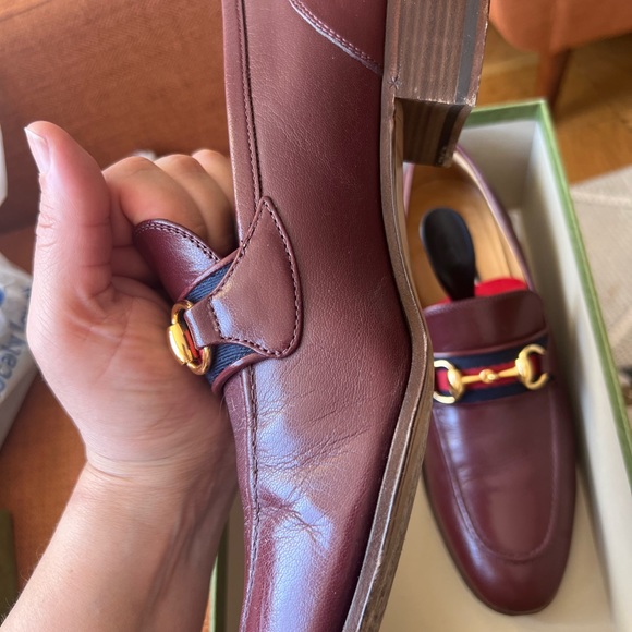 Hello, I am selling a pair of Gucci shoes in size 9. - Picture 4 of 5